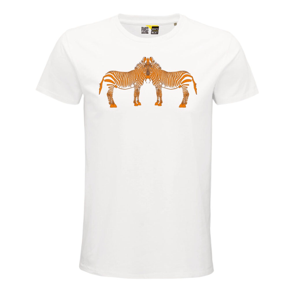 Ein weißes T-Shirt, darauf zwei stilisierte Zebras, bestehend aus orangefarbenen Streifen, die sonst die schwarzen Streifen des Zebras wären. Von der Seite gezeichnet, sodass zwei Körper sichtbar sind, die aber in einem Kopf verschmelzen.