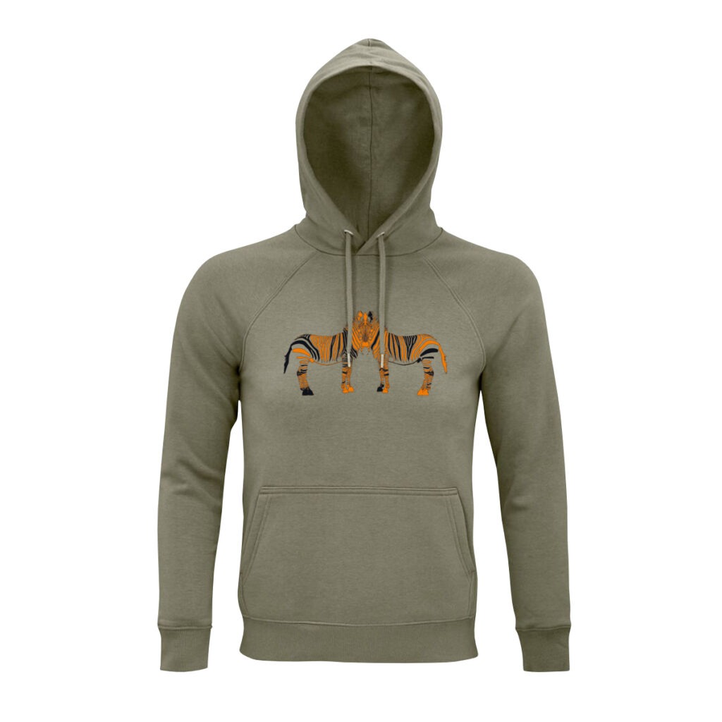 Ein khaki-farbener Hoodie, darauf zwei stilisierte Zebras, bestehend aus orangefarbenen und schwarzen Streifen. Von der Seite gezeichnet, sodass zwei Körper sichtbar sind, die aber in einem Kopf verschmelzen.