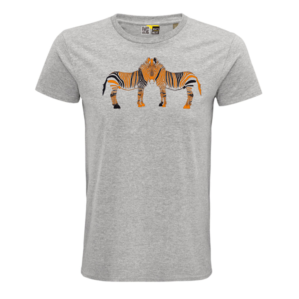 Ein graues T-Shirt, darauf zwei stilisierte Zebras, bestehend aus orangefarbenen und schwarzen Streifen. Von der Seite gezeichnet, sodass zwei Körper sichtbar sind, die aber in einem Kopf verschmelzen.
