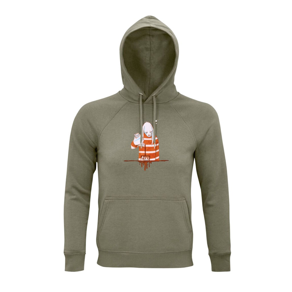 Khaki-farbener Hoodie, darauf ein sehr müde dreinblickender Comic-Hase mit hängenden Ohren in einem weiß-rot gestreiften Oberteil. Er schenkt sich, aus einer weißen Kanne, Kaffee ein. Man sieht nur sein Oberteil, vor ihm eine sehr große Kaffeetasse, die überläuft. Dort endet der Ausschnitt des Hasen und man sieht eine breite braune Linie, von der sich Kaffee in langen Tropfen nach unten ergießt.