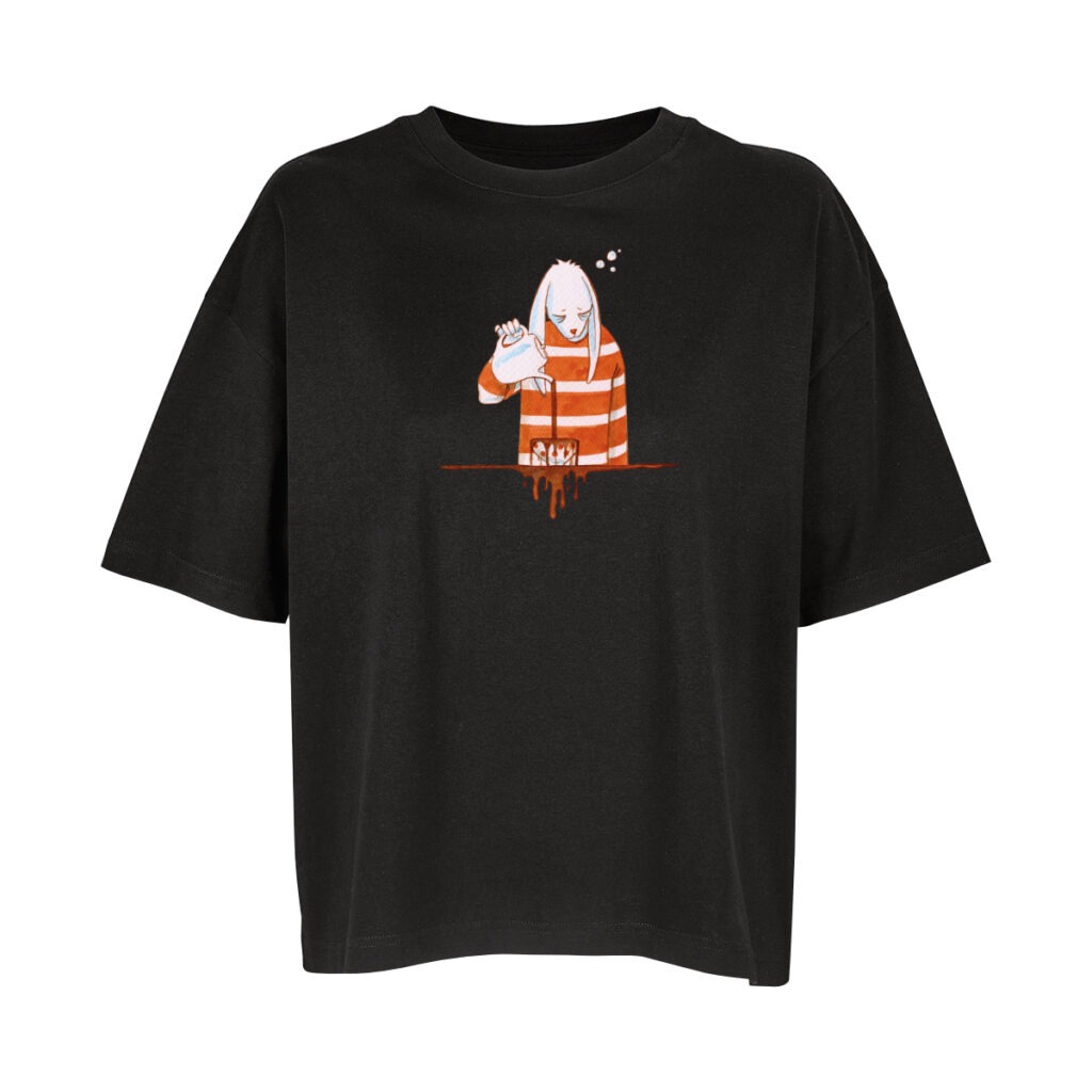 Schwarzes Oversize-Shirt, darauf ein sehr müde dreinblickender Comic-Hase mit hängenden Ohren in einem weiß-rot gestreiften Oberteil. Er schenkt sich, aus einer weißen Kanne, Kaffee ein. Man sieht nur sein Oberteil, vor ihm eine sehr große Kaffeetasse, die überläuft. Dort endet der Ausschnitt des Hasen und man sieht eine breite braune Linie, von der sich Kaffee in langen Tropfen nach unten ergießt.