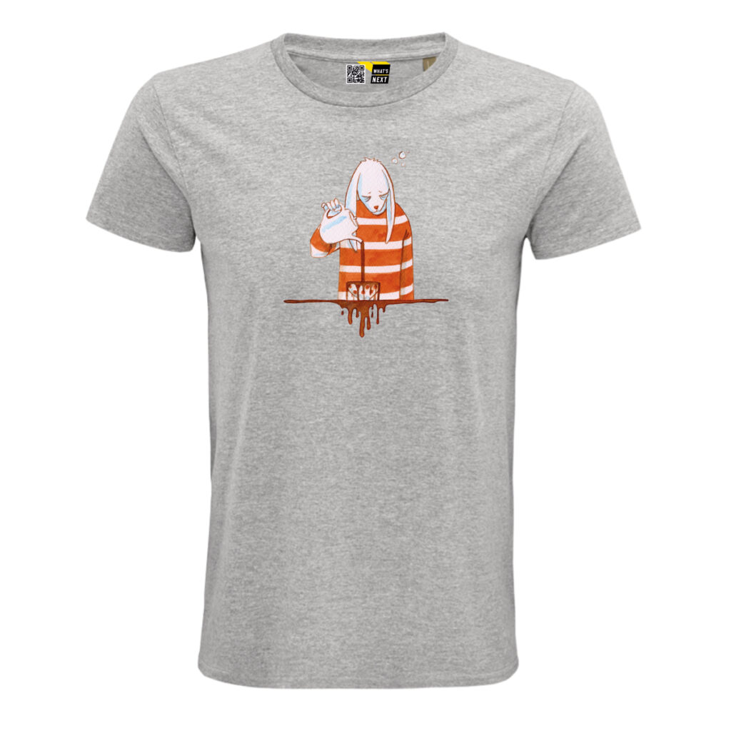Grau-meliertes T-Shirt, darauf ein sehr müde dreinblickender Comic-Hase mit hängenden Ohren in einem weiß-rot gestreiften Oberteil. Er schenkt sich, aus einer weißen Kanne, Kaffee ein. Man sieht nur sein Oberteil, vor ihm eine sehr große Kaffeetasse, die überläuft. Dort endet der Ausschnitt des Hasen und man sieht eine breite braune Linie, von der sich Kaffee in langen Tropfen nach unten ergießt.