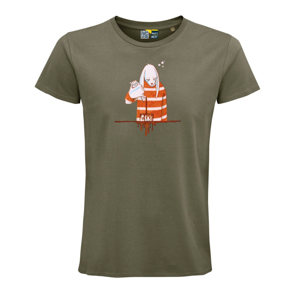 Khaki-farbenes T-Shirt, darauf ein sehr müde dreinblickender Comic-Hase mit hängenden Ohren in einem weiß-rot gestreiften Oberteil. Er schenkt sich, aus einer weißen Kanne, Kaffee ein. Man sieht nur sein Oberteil, vor ihm eine sehr große Kaffeetasse, die überläuft. Dort endet der Ausschnitt des Hasen und man sieht eine breite braune Linie, von der sich Kaffee in langen Tropfen nach unten ergießt.