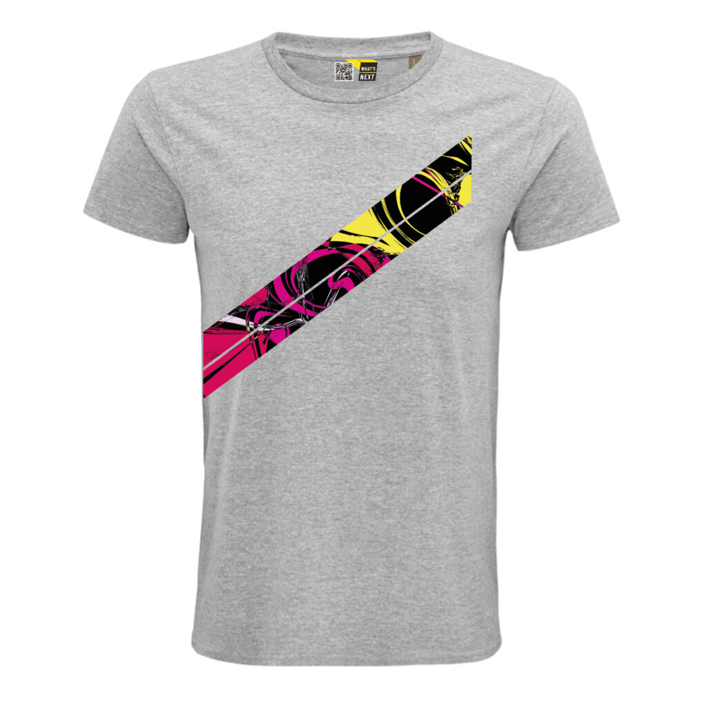 Vorderseite eines grau melierten T-Shirts. Darauf zwei – durch einen schmalen weißen Strich getrennte – Diagonalen. Die starten mit einer Vertikalen Kante etwas links der Brust und ziehen sich dann schräg nach unten bis in die Seite des Shirts. In den Diagonalen abstrakt miteinander vermischte Farben, hauptsächlich Schwarz, Gelb, Rot und Pink, wie mit verschiedenen Pinseln verrührt, aber ohne verlaufende Übergänge.