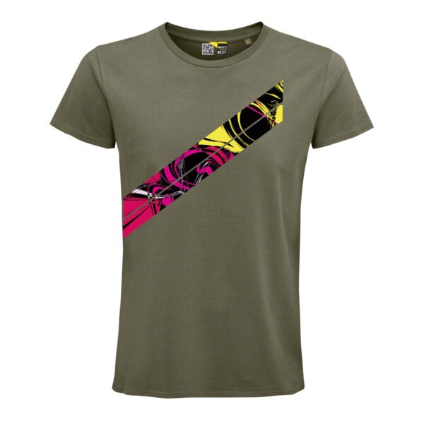 Vorderseite eines khaki-farbenen T-Shirts. Darauf zwei – durch einen schmalen weißen Strich getrennte – Diagonalen. Die starten mit einer Vertikalen Kante etwas links der Brust und ziehen sich dann schräg nach unten bis in die Seite des Shirts. In den Diagonalen abstrakt miteinander vermischte Farben, hauptsächlich Schwarz, Gelb, Rot und Pink, wie mit verschiedenen Pinseln verrührt, aber ohne verlaufende Übergänge.