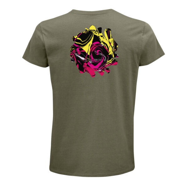 Eine etwa runde Form auf dem Rücken eines T-Shirts in Khaki. Aber nicht einfach rund ausgeschnitten, sondern mit einigen Ausbuchtungen. Darin abstrakt miteinander vermischte Farben, hauptsächlich Schwarz, Gelb, Rot und Pink, wie mit verschiedenen Pinseln verrührt, aber ohne verlaufende Übergänge.
