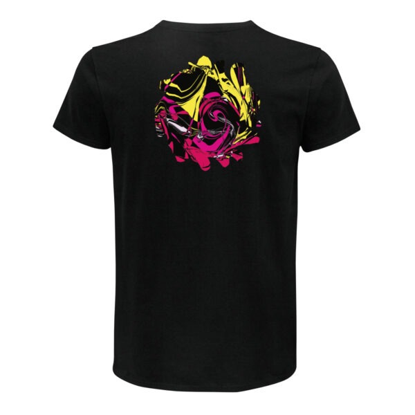 Eine etwa runde Form auf dem Rücken eines schwarzen T-Shirts. Aber nicht einfach rund ausgeschnitten, sondern mit einigen Ausbuchtungen. Darin abstrakt miteinander vermischte Farben, hauptsächlich Schwarz, Gelb, Rot und Pink, wie mit verschiedenen Pinseln verrührt, aber ohne verlaufende Übergänge.