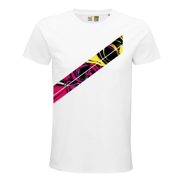 Vorderseite eines weißen T-Shirts. Darauf zwei – durch einen schmalen weißen Strich getrennte – Diagonalen. Die starten mit einer Vertikalen Kante etwas links der Brust und ziehen sich dann schräg nach unten bis in die Seite des Shirts. In den Diagonalen abstrakt miteinander vermischte Farben, hauptsächlich Schwarz, Gelb, Rot und Pink, wie mit verschiedenen Pinseln verrührt, aber ohne verlaufende Übergänge.