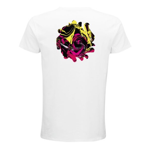 Eine etwa runde Form auf dem Rücken eines weißen T-Shirts. Aber nicht einfach rund ausgeschnitten, sondern mit einigen Ausbuchtungen. Darin abstrakt miteinander vermischte Farben, hauptsächlich Schwarz, Gelb, Rot und Pink, wie mit verschiedenen Pinseln verrührt, aber ohne verlaufende Übergänge.