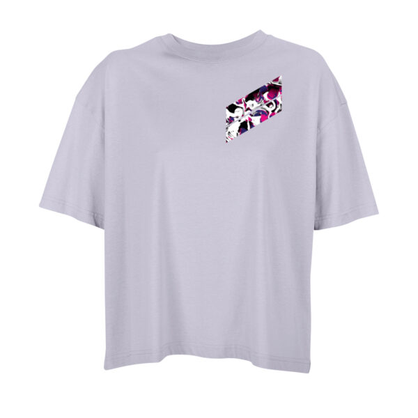 Vorderseite eines Oversize-Shirts in Flieder. Darauf zwei – durch einen schmalen weißen Strich getrennte – Diagonalen, relativ kurz, jeweils vertikal endend, sitzen sie auf der linken Brust, von rechts oben nach links unten laufend. In den Diagonalen abstrakt miteinander vermischte Farben. Der Hintergrund ist weiß, die Hauptfarben sind Schwarz, Grau, Blau und Pink. Sie sind wie mit verschiedenen Pinseln verrührt, aber ohne verlaufende Übergänge.