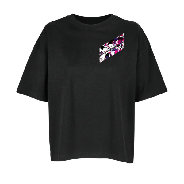 Vorderseite eines schwarzen Oversize-Shirts. Darauf zwei – durch einen schmalen weißen Strich getrennte – Diagonalen, relativ kurz, jeweils vertikal endend, sitzen sie auf der linken Brust, von rechts oben nach links unten laufend. In den Diagonalen abstrakt miteinander vermischte Farben. Der Hintergrund ist weiß, die Hauptfarben sind Schwarz, Grau, Blau und Pink. Sie sind wie mit verschiedenen Pinseln verrührt, aber ohne verlaufende Übergänge.