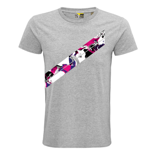 Vorderseite eines grau melierten T-Shirts. Darauf zwei – durch einen schmalen weißen Strich getrennte – Diagonalen. Die starten mit einer Vertikalen Kante etwas links der Brust und ziehen sich dann schräg nach unten bis in die Seite des Shirts. In den Diagonalen abstrakt miteinander vermischte Farben. Der Hintergrund ist weiß, die Hauptfarben sind Schwarz, Grau, Blau und Pink. Sie sind wie mit verschiedenen Pinseln verrührt, aber ohne verlaufende Übergänge.