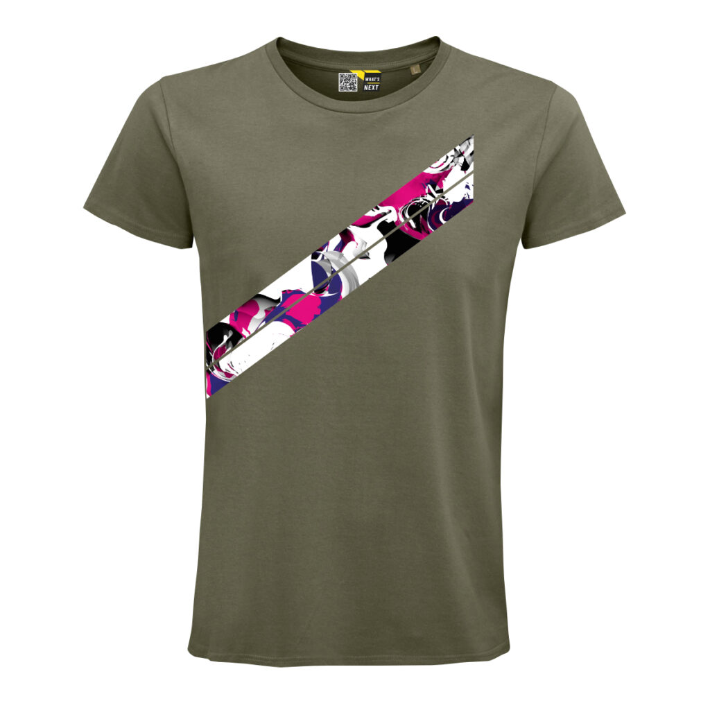 Vorderseite eines T-Shirts in Khaki. Darauf zwei – durch einen schmalen weißen Strich getrennte – Diagonalen. Die starten mit einer Vertikalen Kante etwas links der Brust und ziehen sich dann schräg nach unten bis in die Seite des Shirts. In den Diagonalen abstrakt miteinander vermischte Farben. Der Hintergrund ist weiß, die Hauptfarben sind Schwarz, Grau, Blau und Pink. Sie sind wie mit verschiedenen Pinseln verrührt, aber ohne verlaufende Übergänge.