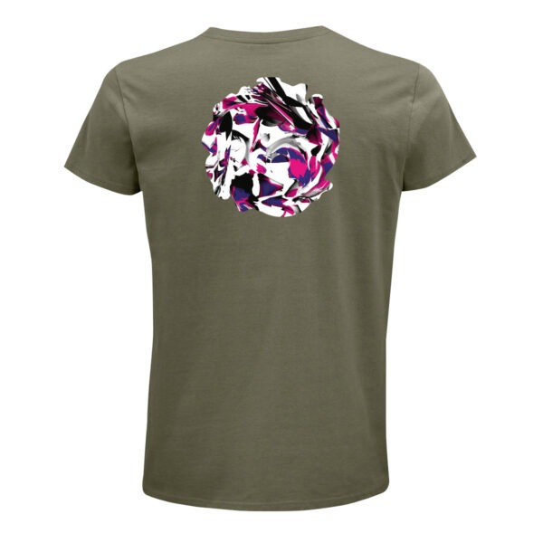 Eine etwa runde Form auf dem Rücken eines T-Shirts in Khaki. Aber nicht einfach rund ausgeschnitten, sondern mit einigen Ausbuchtungen. Darin abstrakt miteinander vermischte Farben. Der Hintergrund ist weiß, die Hauptfarben sind Schwarz, Grau, Blau und Pink. Sie sind wie mit verschiedenen Pinseln verrührt, aber ohne verlaufende Übergänge.