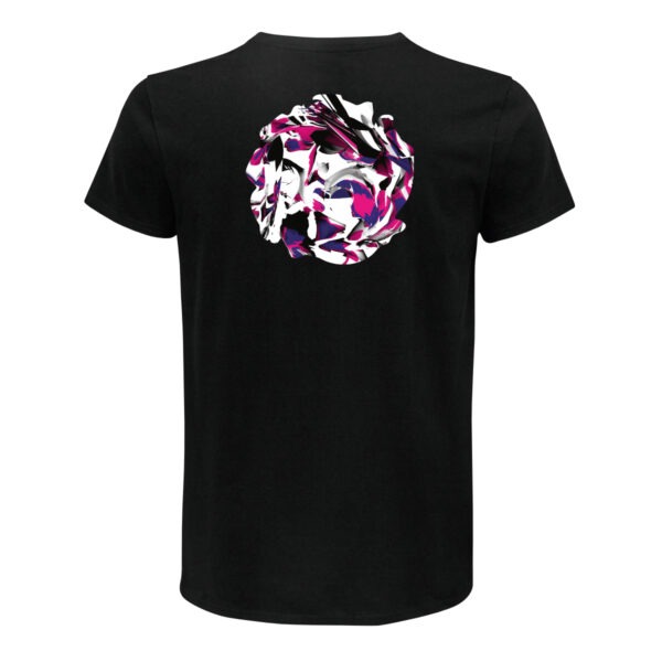 Eine etwa runde Form auf dem Rücken eines schwarzen T-Shirts. Aber nicht einfach rund ausgeschnitten, sondern mit einigen Ausbuchtungen. Darin abstrakt miteinander vermischte Farben. Der Hintergrund ist weiß, die Hauptfarben sind Schwarz, Grau, Blau und Pink. Sie sind wie mit verschiedenen Pinseln verrührt, aber ohne verlaufende Übergänge.