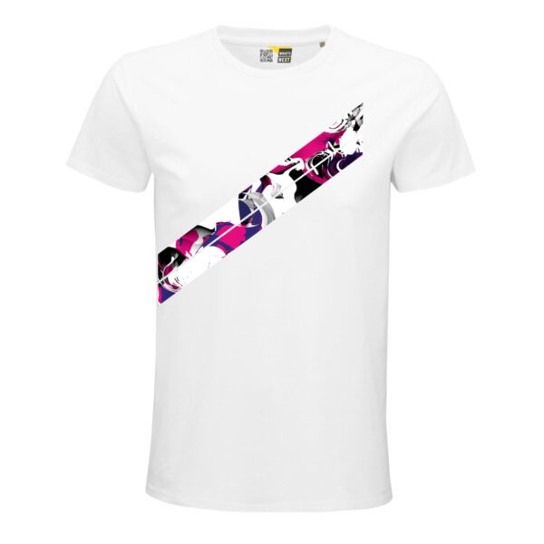 Vorderseite eines weißen T-Shirts. Darauf zwei – durch einen schmalen weißen Strich getrennte – Diagonalen. Die starten mit einer Vertikalen Kante etwas links der Brust und ziehen sich dann schräg nach unten bis in die Seite des Shirts. In den Diagonalen abstrakt miteinander vermischte Farben. Der Hintergrund ist weiß, die Hauptfarben sind Schwarz, Grau, Blau und Pink. Sie sind wie mit verschiedenen Pinseln verrührt, aber ohne verlaufende Übergänge.
