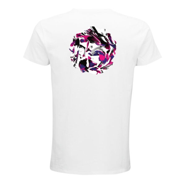 Eine etwa runde Form auf dem Rücken eines weißen T-Shirts. Aber nicht einfach rund ausgeschnitten, sondern mit einigen Ausbuchtungen. Darin abstrakt miteinander vermischte Farben. Der Hintergrund ist weiß, die Hauptfarben sind Schwarz, Grau, Blau und Pink. Sie sind wie mit verschiedenen Pinseln verrührt, aber ohne verlaufende Übergänge.
