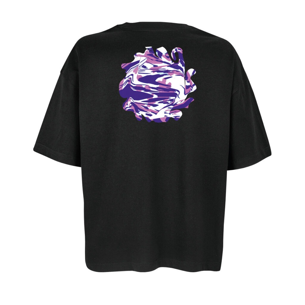 Eine etwa runde Form auf dem Rücken eines schwarzen Oversize-Shirts. Aber nicht einfach rund ausgeschnitten, sondern mit einigen Ausbuchtungen. Darin abstrakt miteinander vermischte Farben. Der Hintergrund ist weiß, die Farben sind ein Blau- und ein dunkler Rosaton wie mit verschiedenen Pinseln verrührt, aber ohne verlaufende Übergänge.