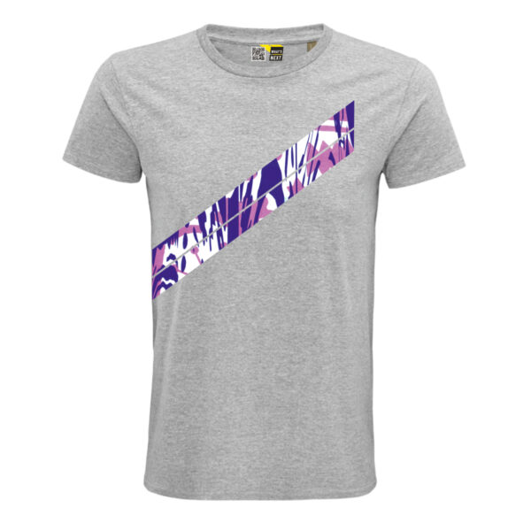 Vorderseite eines grau melierten T-Shirts. Darauf zwei – durch einen schmalen weißen Strich getrennte – Diagonalen. Die starten mit einer Vertikalen Kante etwas links der Brust und ziehen sich dann schräg nach unten bis in die Seite des Shirts. In den Diagonalen abstrakt miteinander vermischte Farben, hauptsächlich Weiß, sowie ein Blau- und ein dunkler Rosaton wie mit verschiedenen Pinseln verrührt, aber ohne verlaufende Übergänge.