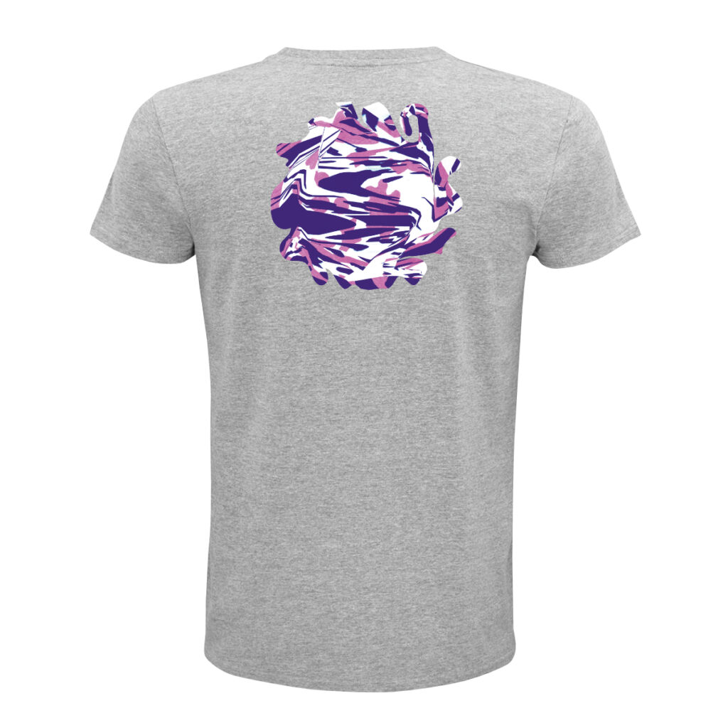 Eine etwa runde Form auf dem Rücken eines grau melierten T-Shirts. Aber nicht einfach rund ausgeschnitten, sondern mit einigen Ausbuchtungen. Darin abstrakt miteinander vermischte Farben. Der Hintergrund ist weiß, die Farben sind ein Blau- und ein dunkler Rosaton wie mit verschiedenen Pinseln verrührt, aber ohne verlaufende Übergänge.