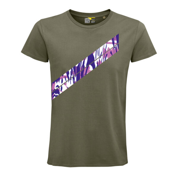Vorderseite eines T-Shirts in Khaki. Darauf zwei – durch einen schmalen weißen Strich getrennte – Diagonalen. Die starten mit einer Vertikalen Kante etwas links der Brust und ziehen sich dann schräg nach unten bis in die Seite des Shirts. In den Diagonalen abstrakt miteinander vermischte Farben, hauptsächlich Weiß, sowie ein Blau- und ein dunkler Rosaton wie mit verschiedenen Pinseln verrührt, aber ohne verlaufende Übergänge.