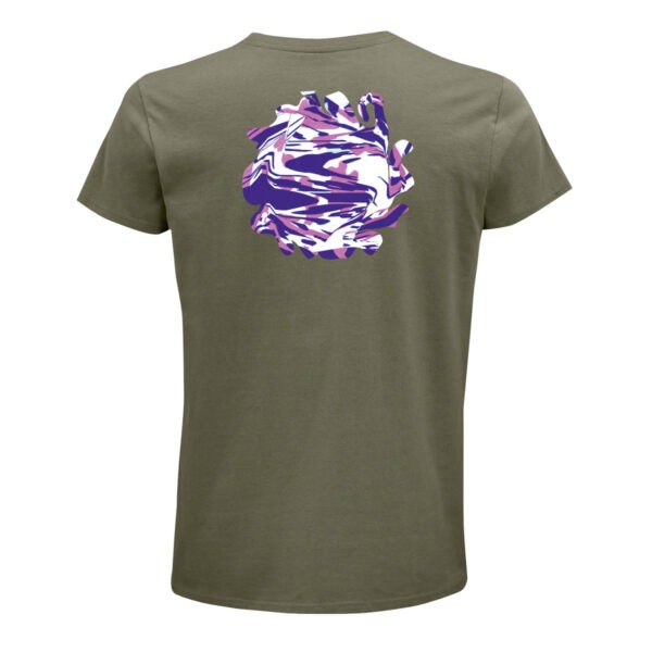 Eine etwa runde Form auf dem Rücken eines T-Shirts in Khaki. Aber nicht einfach rund ausgeschnitten, sondern mit einigen Ausbuchtungen. Darin abstrakt miteinander vermischte Farben. Der Hintergrund ist weiß, die Farben sind ein Blau- und ein dunkler Rosaton wie mit verschiedenen Pinseln verrührt, aber ohne verlaufende Übergänge.