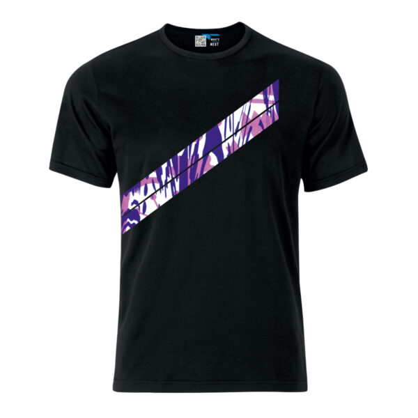 Vorderseite eines schwarzen T-Shirts. Darauf zwei – durch einen schmalen weißen Strich getrennte – Diagonalen. Die starten mit einer Vertikalen Kante etwas links der Brust und ziehen sich dann schräg nach unten bis in die Seite des Shirts. In den Diagonalen abstrakt miteinander vermischte Farben, hauptsächlich Weiß, sowie ein Blau- und ein dunkler Rosaton wie mit verschiedenen Pinseln verrührt, aber ohne verlaufende Übergänge.