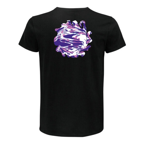 Eine etwa runde Form auf dem Rücken eines schwarzen T-Shirts. Aber nicht einfach rund ausgeschnitten, sondern mit einigen Ausbuchtungen. Darin abstrakt miteinander vermischte Farben. Der Hintergrund ist weiß, die Farben sind ein Blau- und ein dunkler Rosaton wie mit verschiedenen Pinseln verrührt, aber ohne verlaufende Übergänge.