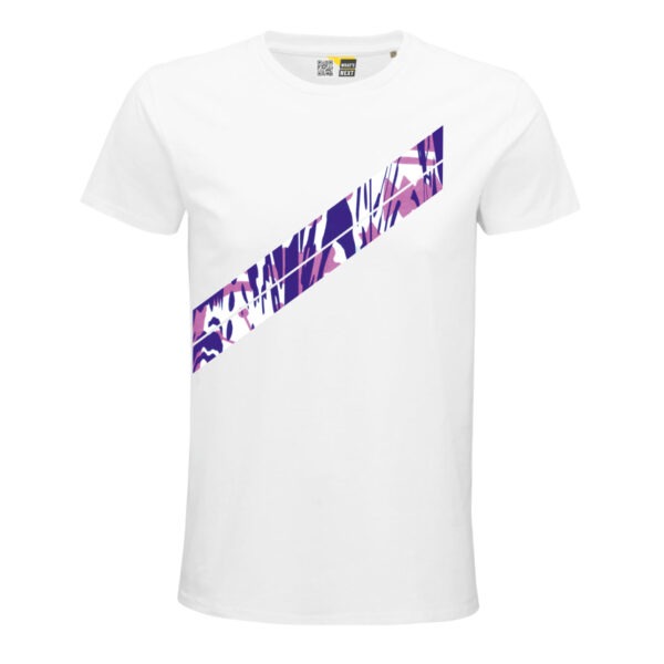 Vorderseite eines weißen T-Shirts. Darauf zwei – durch einen schmalen weißen Strich getrennte – Diagonalen. Die starten mit einer Vertikalen Kante etwas links der Brust und ziehen sich dann schräg nach unten bis in die Seite des Shirts. In den Diagonalen abstrakt miteinander vermischte Farben, hauptsächlich Weiß, sowie ein Blau- und ein dunkler Rosaton wie mit verschiedenen Pinseln verrührt, aber ohne verlaufende Übergänge.