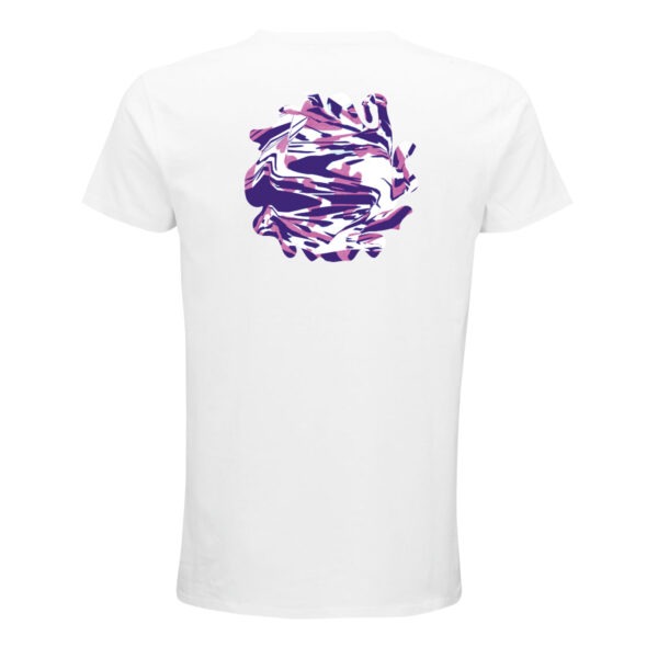 Eine etwa runde Form auf dem Rücken eines weißen T-Shirts. Aber nicht einfach rund ausgeschnitten, sondern mit einigen Ausbuchtungen. Darin abstrakt miteinander vermischte Farben. Der Hintergrund ist weiß, die Farben sind ein Blau- und ein dunkler Rosaton wie mit verschiedenen Pinseln verrührt, aber ohne verlaufende Übergänge.