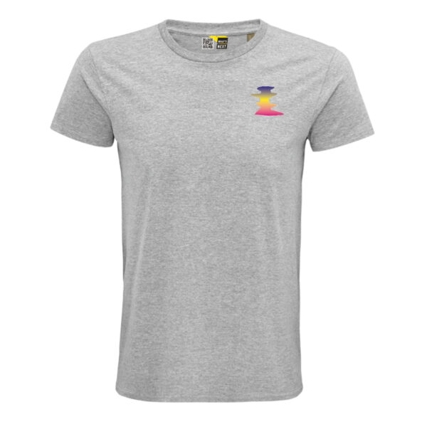 Grau meliertes T-Shirt Vorderseite. Auf der Brust eine eher längliche, Hochkantform, vom Rückenmotiv entnommen. In Ihr ein Verlauf von Blau nach Gelb nach Rosa, von oben nach unten.