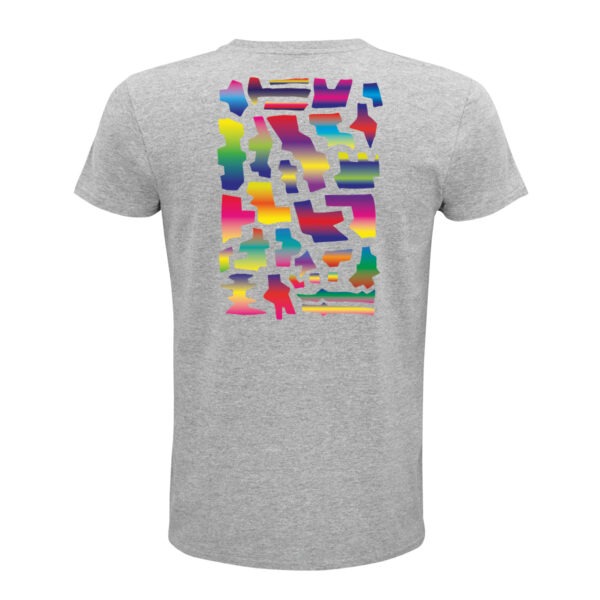 Rücken eines grauen T-Shirts, darauf sind, in einem Rechteck angeordnet, die verschiedensten Formen – Vielecke, mal nur mit Kanten, mal mit gerundeten Ecken. In jeder Form ist ein mehrstufiger Farbverlauf aus unterschiedlichsten Farben, in der Regel von oben nach unten verlaufend, mal zwei- mal mehrfarbig.