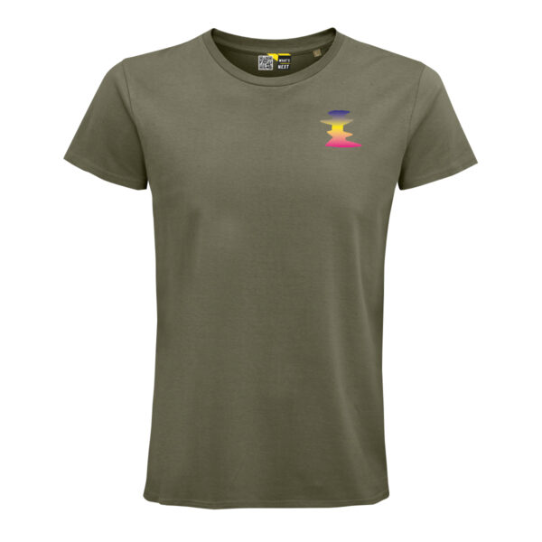 T-Shirt in khaki Vorderseite. Auf der Brust eine eher längliche, Hochkantform, vom Rückenmotiv entnommen. In Ihr ein Verlauf von Blau nach Gelb nach Rosa, von oben nach unten.