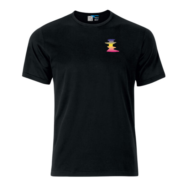 Schwarzes T-Shirt Vorderseite. Auf der Brust eine eher längliche, Hochkantform, vom Rückenmotiv entnommen. In Ihr ein Verlauf von Blau nach Gelb nach Rosa, von oben nach unten.