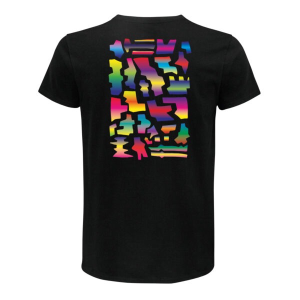 Rücken eines schwarzen T-Shirts, darauf sind, in einem Rechteck angeordnet, die verschiedensten Formen – Vielecke, mal nur mit Kanten, mal mit gerundeten Ecken. In jeder Form ist ein mehrstufiger Farbverlauf aus unterschiedlichsten Farben, in der Regel von oben nach unten verlaufend, mal zwei- mal mehrfarbig.