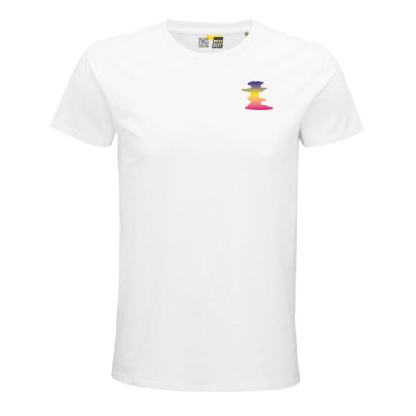 Weißes T-Shirt Vorderseite. Auf der Brust eine eher längliche, Hochkantform, vom Rückenmotiv entnommen. In Ihr ein Verlauf von Blau nach Gelb nach Rosa, von oben nach unten.