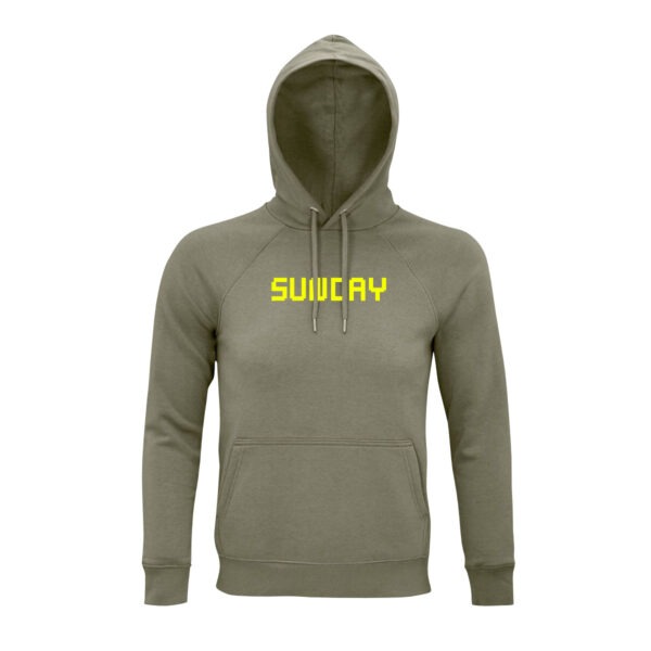 Hoodie in khaki, auf der Brust der Begriff "Sunday" in relativ eckigen Großbuchstaben in Neongelb