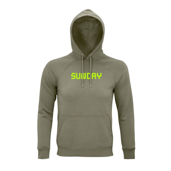 Hoodie in khaki, auf der Brust der Begriff "Sunday" in relativ eckigen Großbuchstaben in Neongrün
