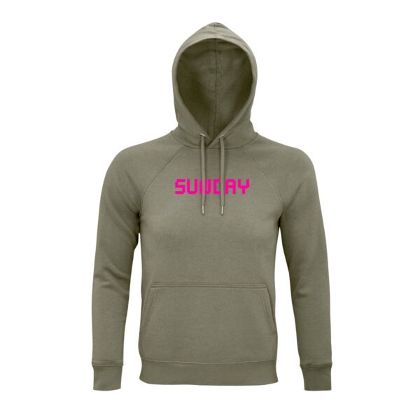 Hoodie in khaki, auf der Brust der Begriff "Sunday" in relativ eckigen Großbuchstaben in Neonpink