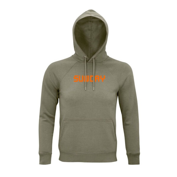Hoodie in khaki, auf der Brust der Begriff "Sunday" in relativ eckigen Großbuchstaben in Neonorange