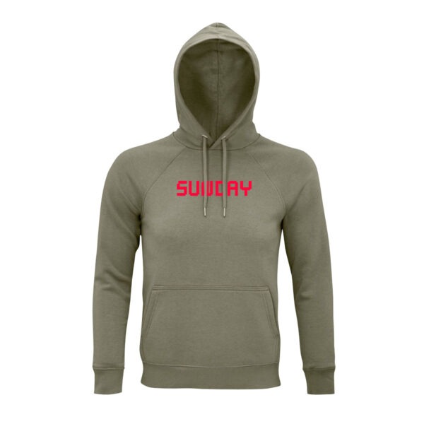 Hoodie in khaki, auf der Brust der Begriff "Sunday" in relativ eckigen Großbuchstaben in Neonrot