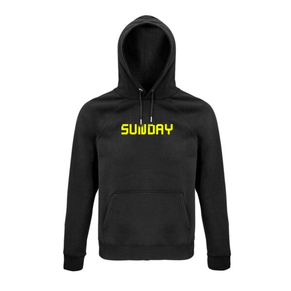 Hoodie in schwarz, auf der Brust der Begriff "Sunday" in relativ eckigen Großbuchstaben in Neongelb