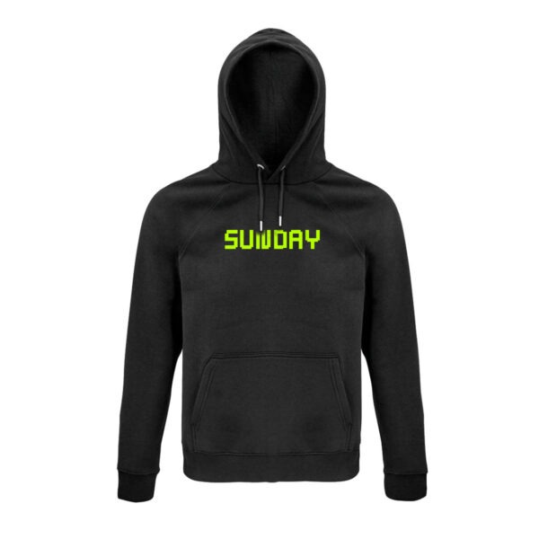 Hoodie in schwarz, auf der Brust der Begriff "Sunday" in relativ eckigen Großbuchstaben in Neongrün