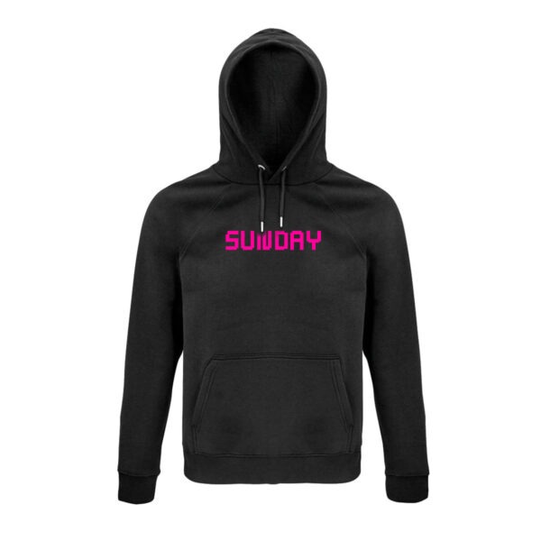 Hoodie in schwarz, auf der Brust der Begriff "Sunday" in relativ eckigen Großbuchstaben in Neonpink
