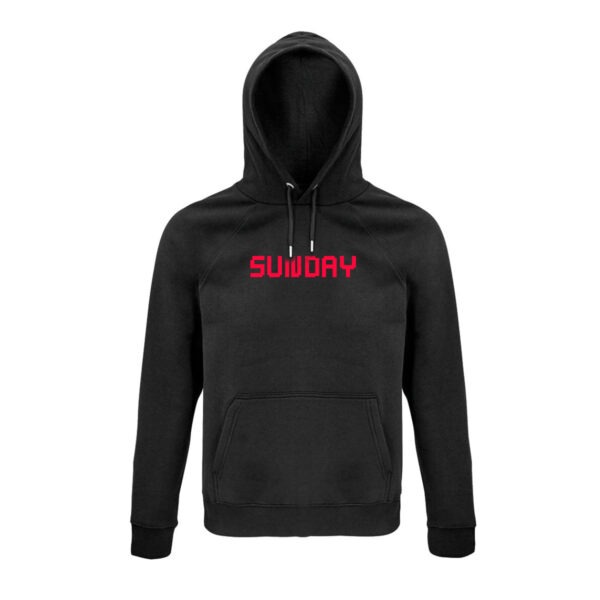 Hoodie in schwarz, auf der Brust der Begriff "Sunday" in relativ eckigen Großbuchstaben in Neonrot
