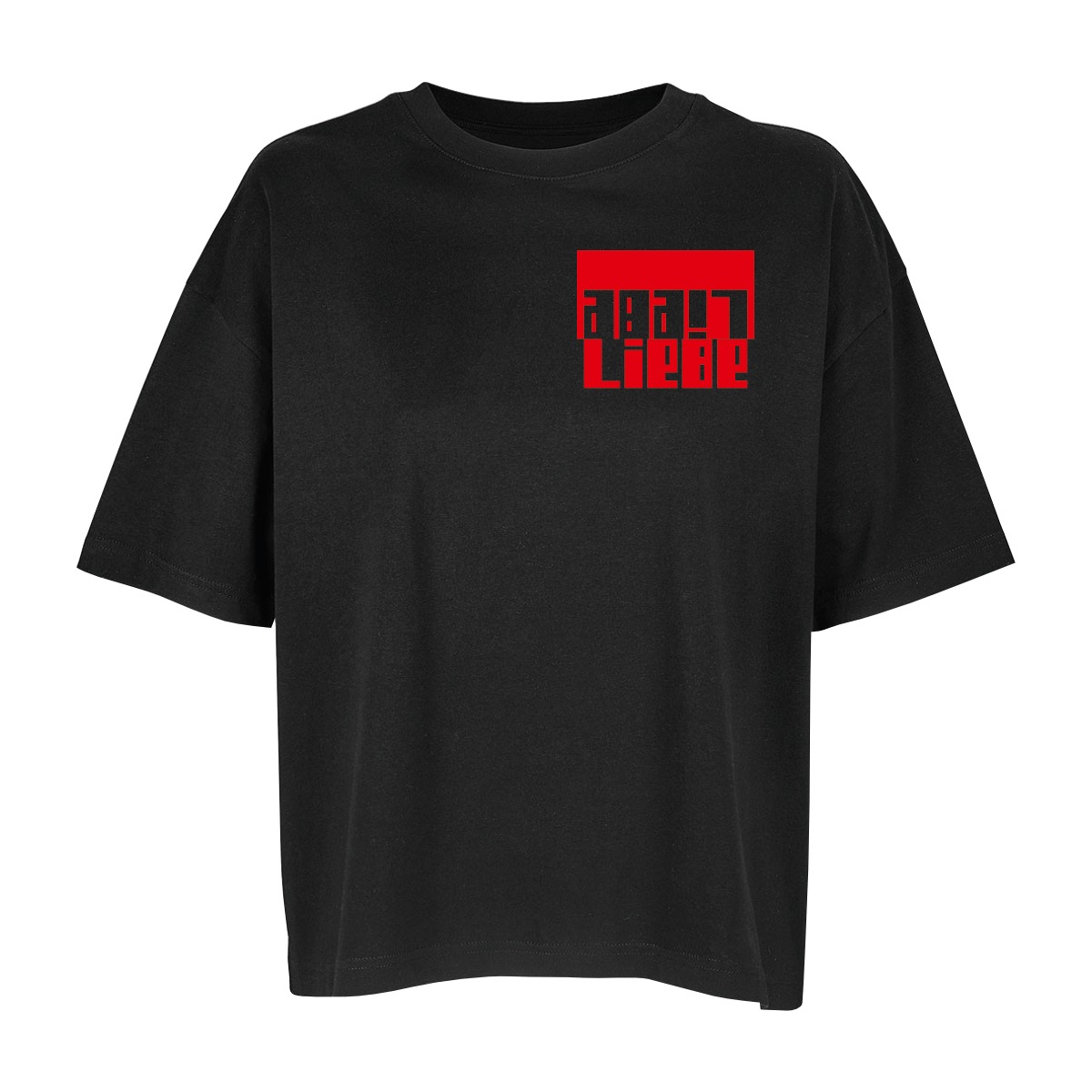 Schwarzes Oversize-Shirt mit dem Schriftzug "Liebe" als großes Brustmotiv in Rot. Das Wort steht einmal lesbar dort, darüber ist eine rechteckige Fläche, in der "Liebe" vertikal gespiegelt aus der Fläche ausgespart wird.
