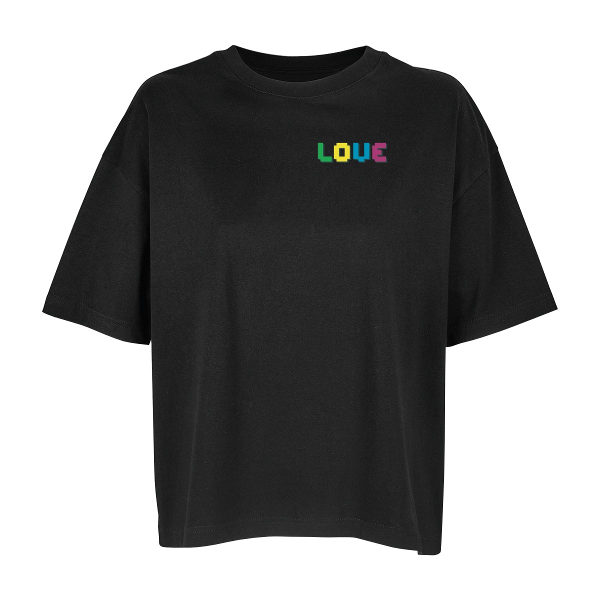 Schwarzes Oversize-Shirt, auf der linken Brust das Wort "LOVE". Das L ist grün, das O gelb, das V hellblau und das E lila. Das gesamte Wort hat einen schwarzen Schatten.