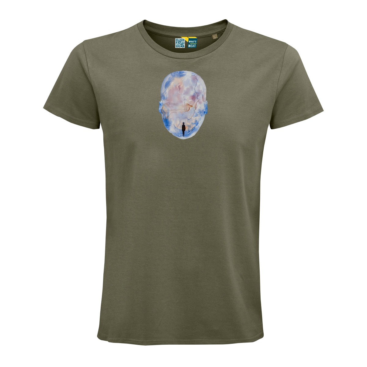 Ein khaki-farbenes T-Shirt, darauf, in der Mitte oben, die Silhouette eines Kopfes, gefüllt mit ineinander laufenden Farben von Blau über Grau, Gelb, Orange bis Rot. Dort wo der Mund wäre, ist die schwarze, komplette Silhouette einer Person mit Hut.