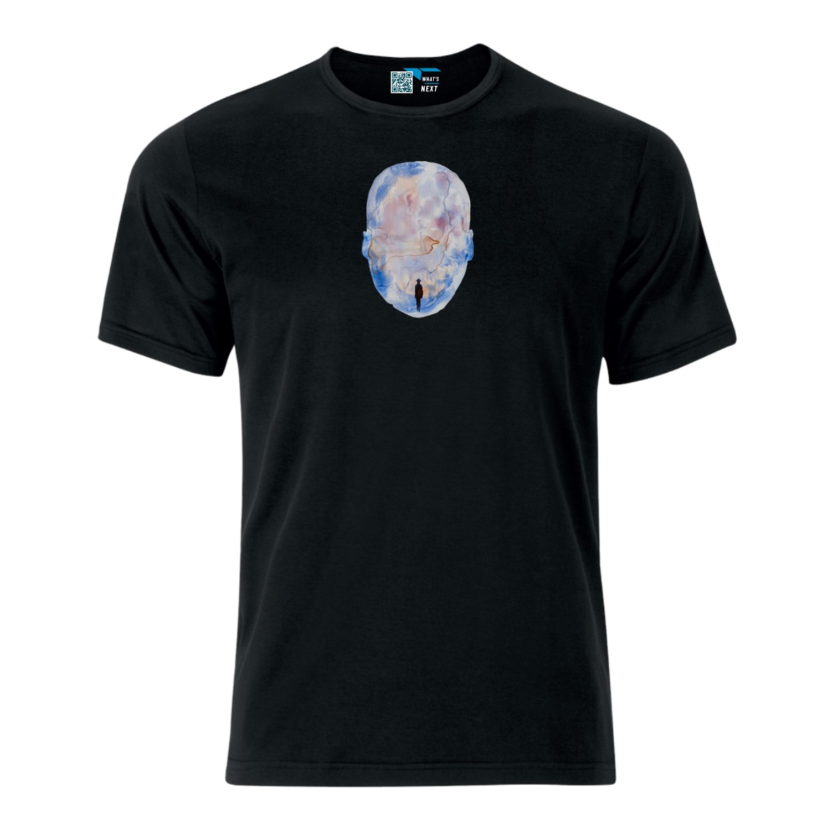 Ein schwarzes T-Shirt, darauf, in der Mitte oben, die Silhouette eines Kopfes, gefüllt mit ineinander laufenden Farben von Blau über Grau, Gelb, Orange bis Rot. Dort wo der Mund wäre, ist die schwarze, komplette Silhouette einer Person mit Hut.