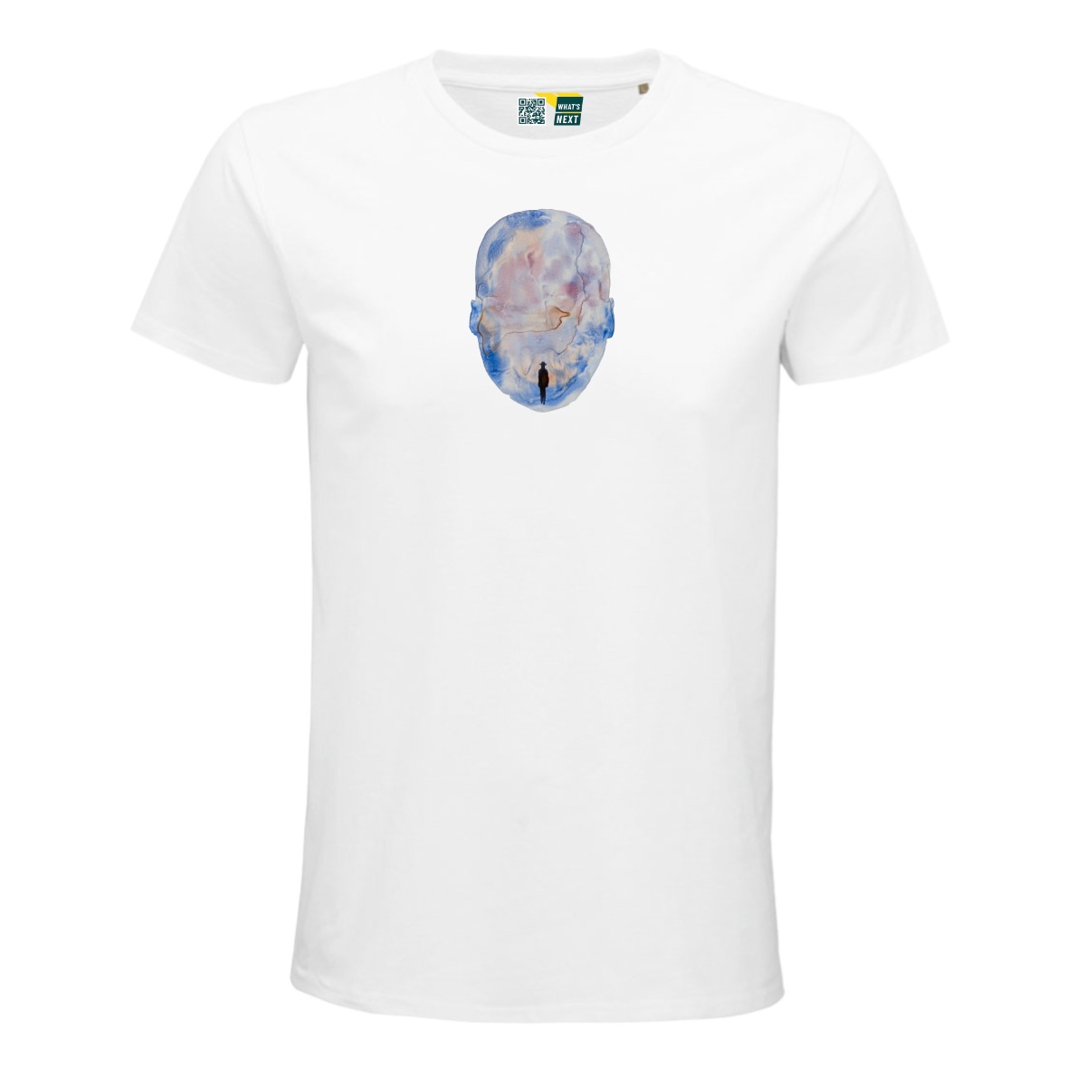 Ein weißes T-Shirt, darauf, in der Mitte oben, die Silhouette eines Kopfes, gefüllt mit ineinander laufenden Farben von Blau über Grau, Gelb, Orange bis Rot. Dort wo der Mund wäre, ist die schwarze, komplette Silhouette einer Person mit Hut.